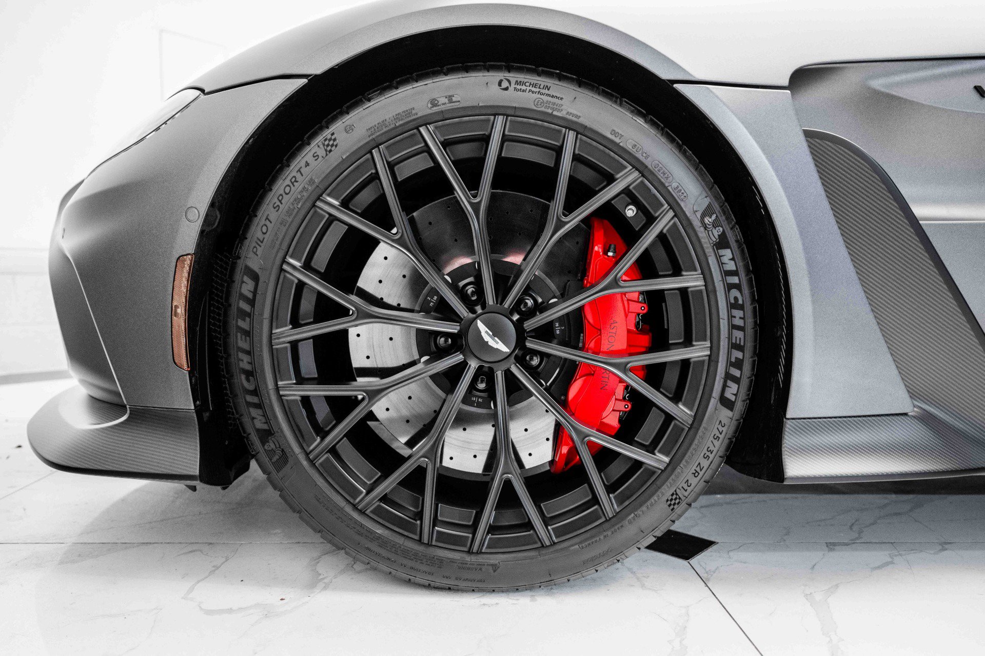 Used 2023 Aston Martin V12 Vantage Roadster image 4