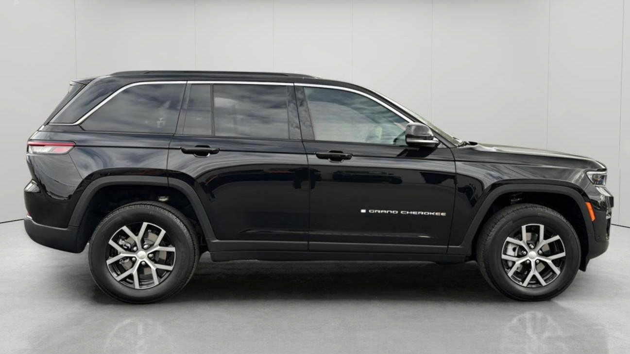 New 2025 Jeep Grand Cherokee Limited w/ Luxury Tech Group II AWD/4WD image 3