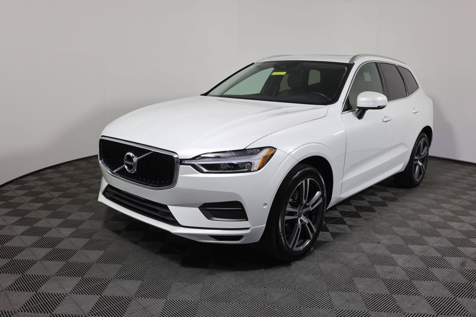 Used 2018 Volvo XC60 T5 Momentum w/ Vision Package AWD/4WD image 1