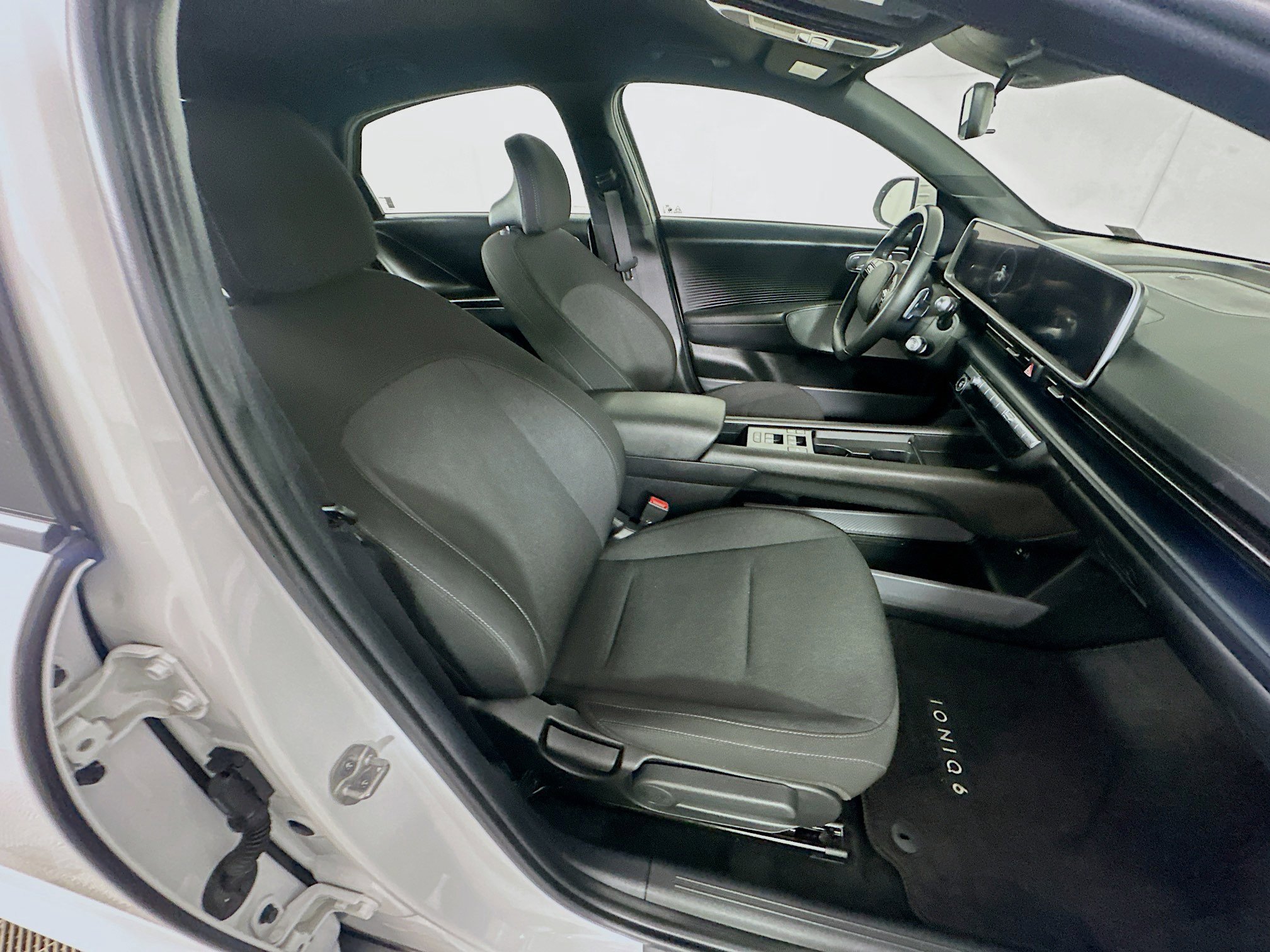 Used 2024 Hyundai Ioniq 6 SE RWD image 32