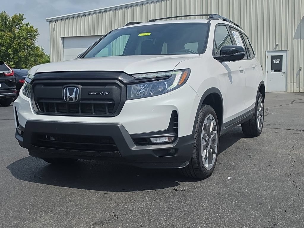 Certified 2025 Honda Passport Black Edition image 3