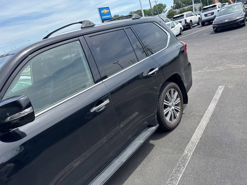 Used 2017 Lexus LX 570 4WD w/ Luxury Package image 4