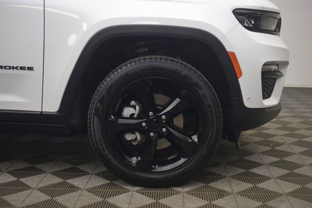 Used 2023 Jeep Grand Cherokee Limited w/ Luxury Tech Group II image 32