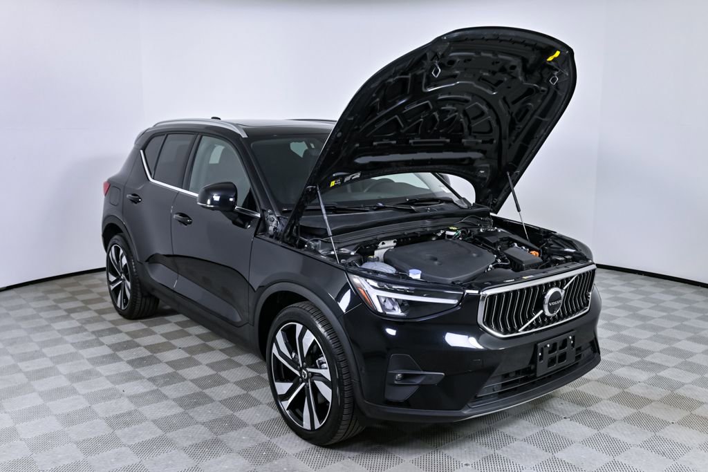 Certified 2025 Volvo XC40 B5 Plus image 34