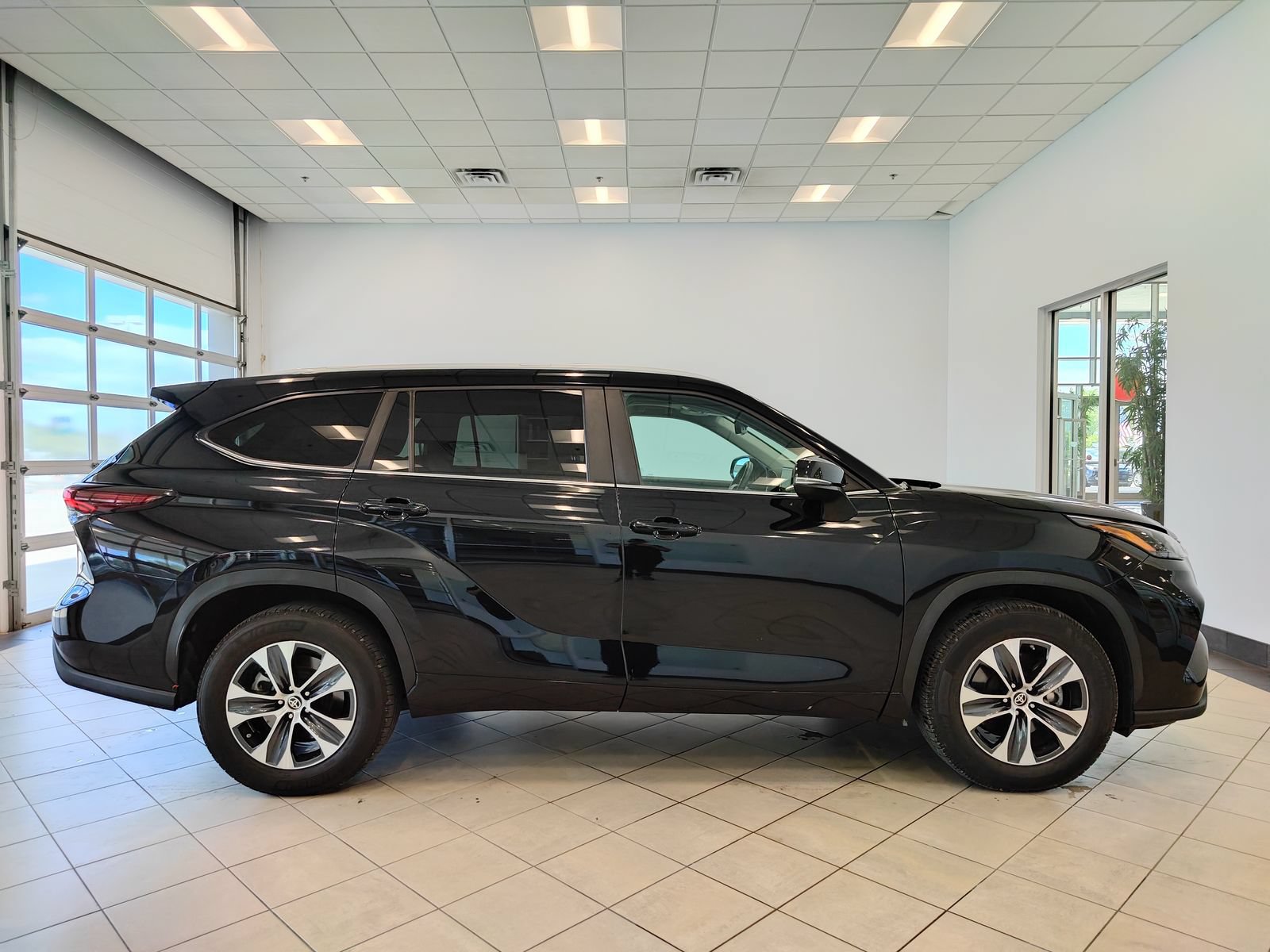 Used 2024 Toyota Highlander XLE FWD image 2