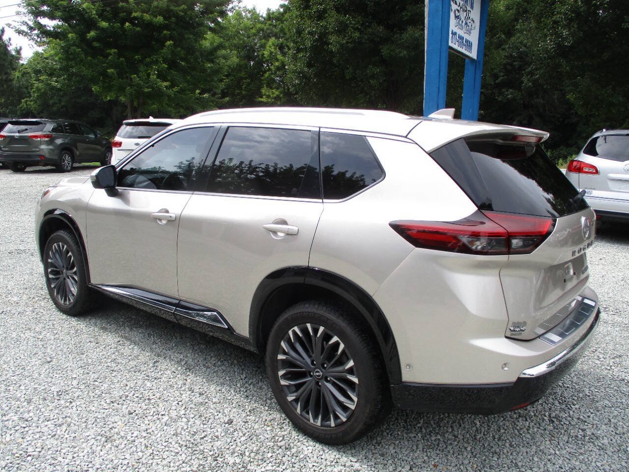 Used 2024 Nissan Rogue Platinum w/ Platinum Premium Package FWD image 3