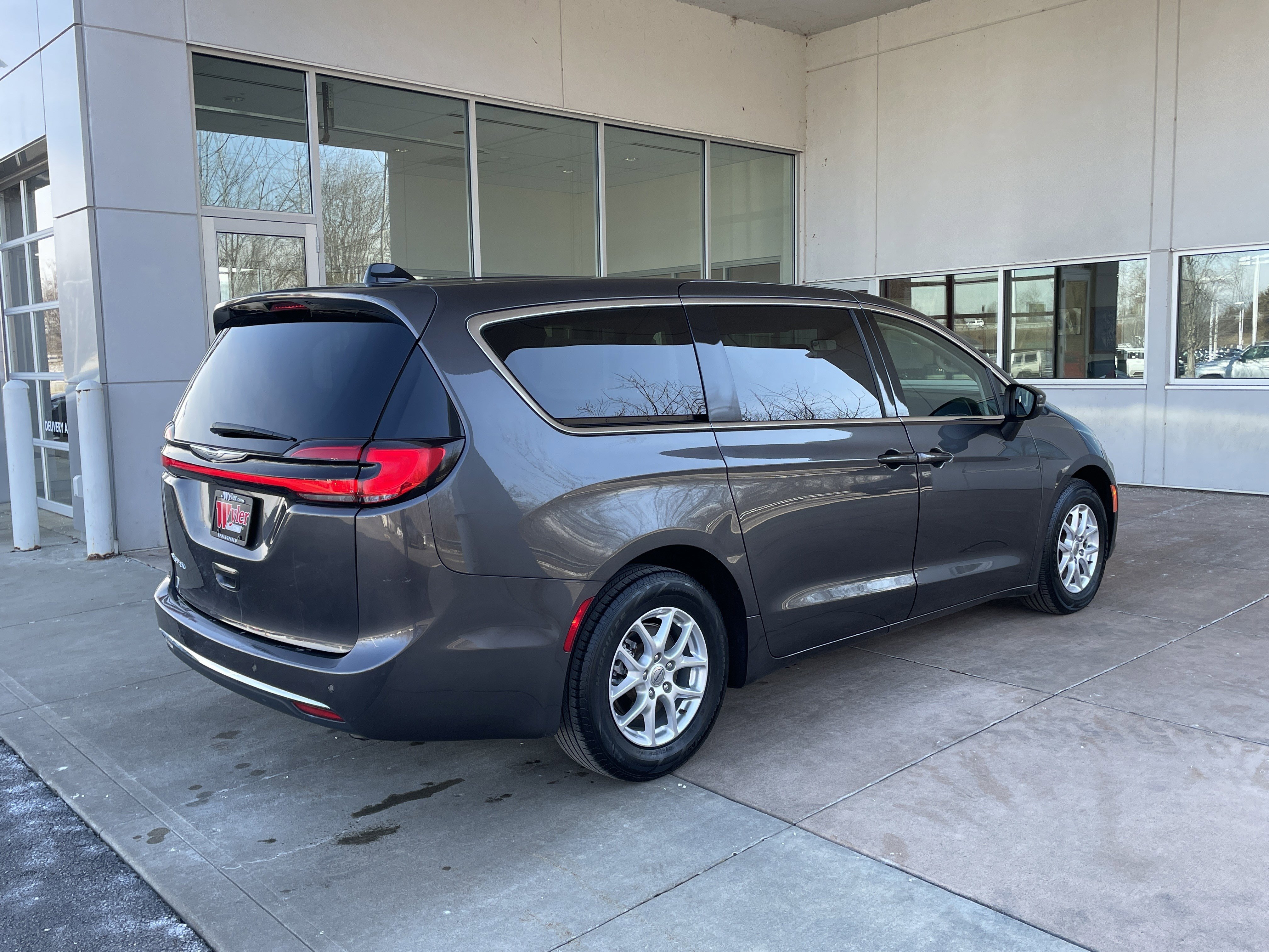 Used 2023 Chrysler Pacifica Touring-L image 22