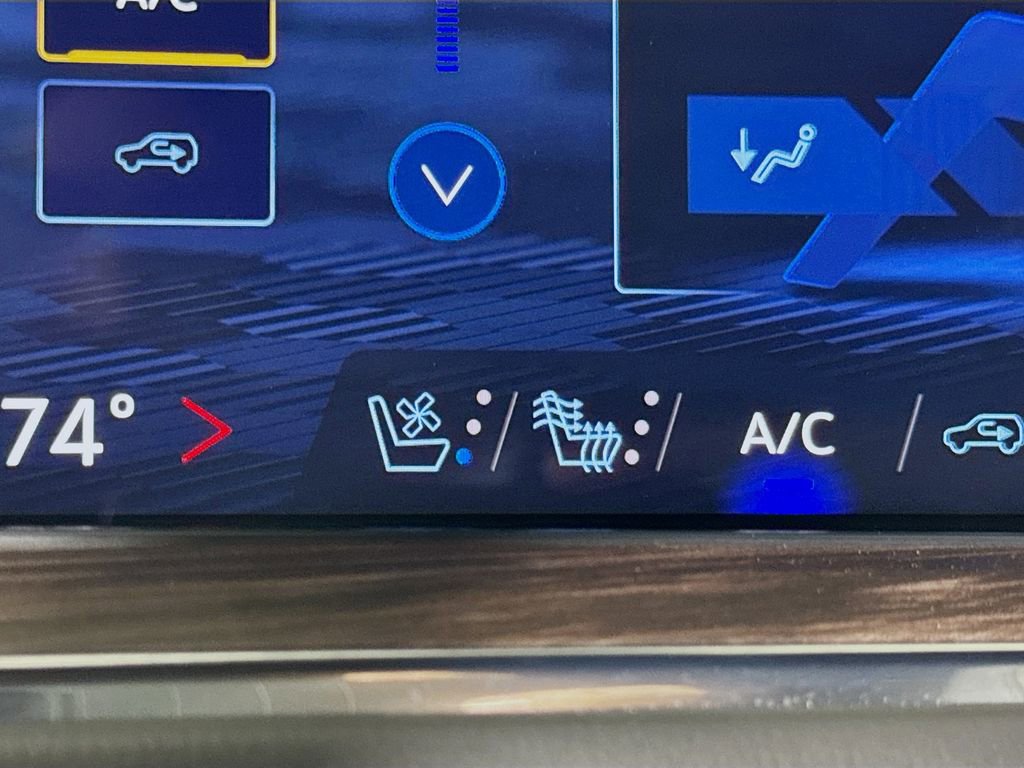 Certified 2025 Chevrolet Suburban Premier image 19