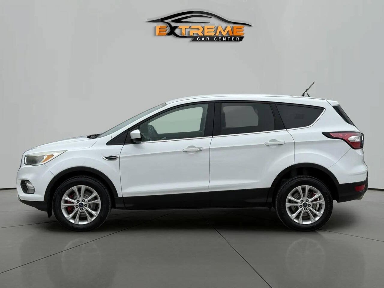Used 2017 Ford Escape SE w/ SE Cold Weather Package AWD/4WD image 3