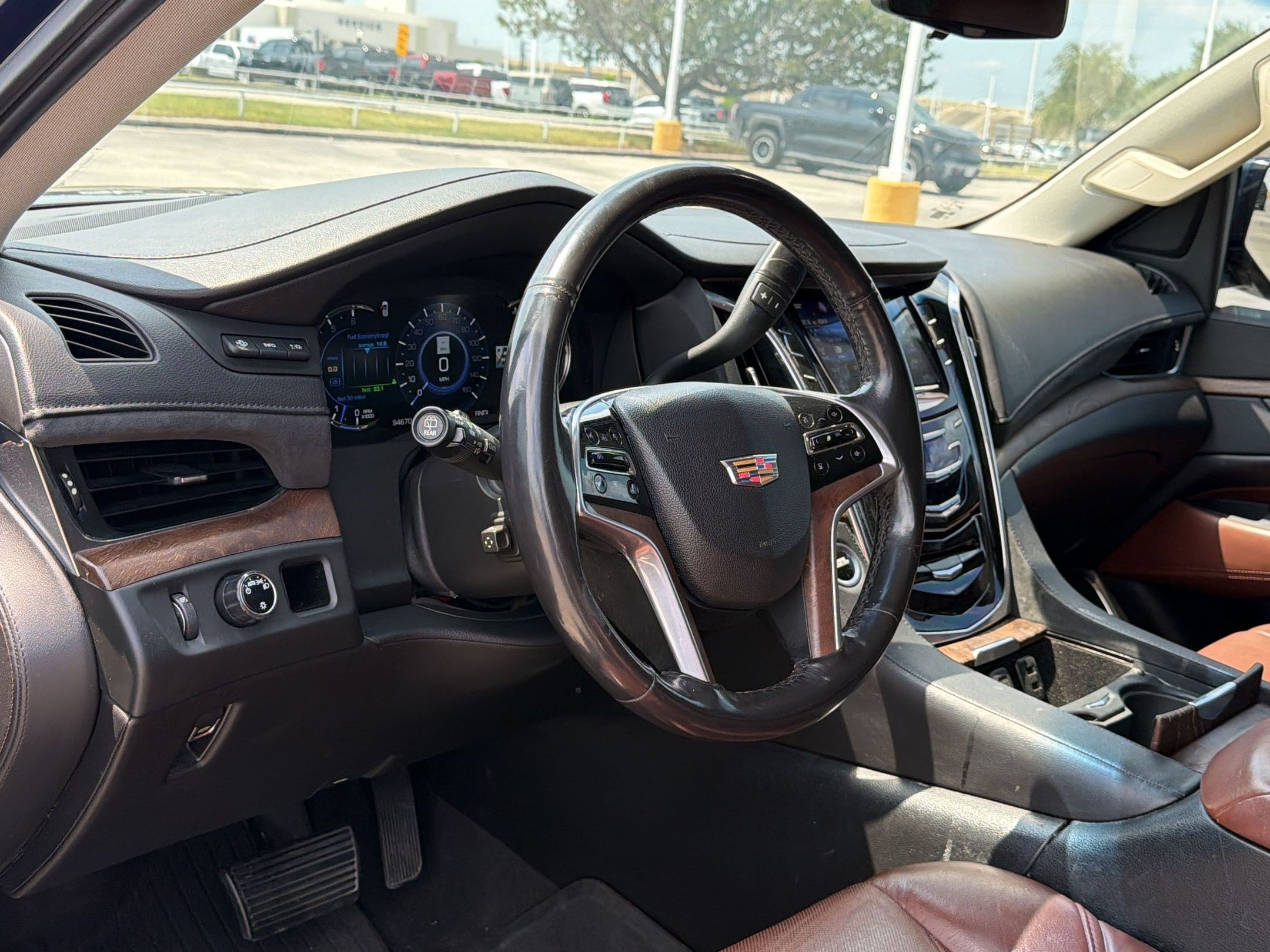 Used 2018 Cadillac Escalade Premium Luxury RWD image 4