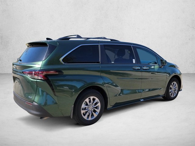 Used 2026 Toyota Sienna XLE FWD image 5