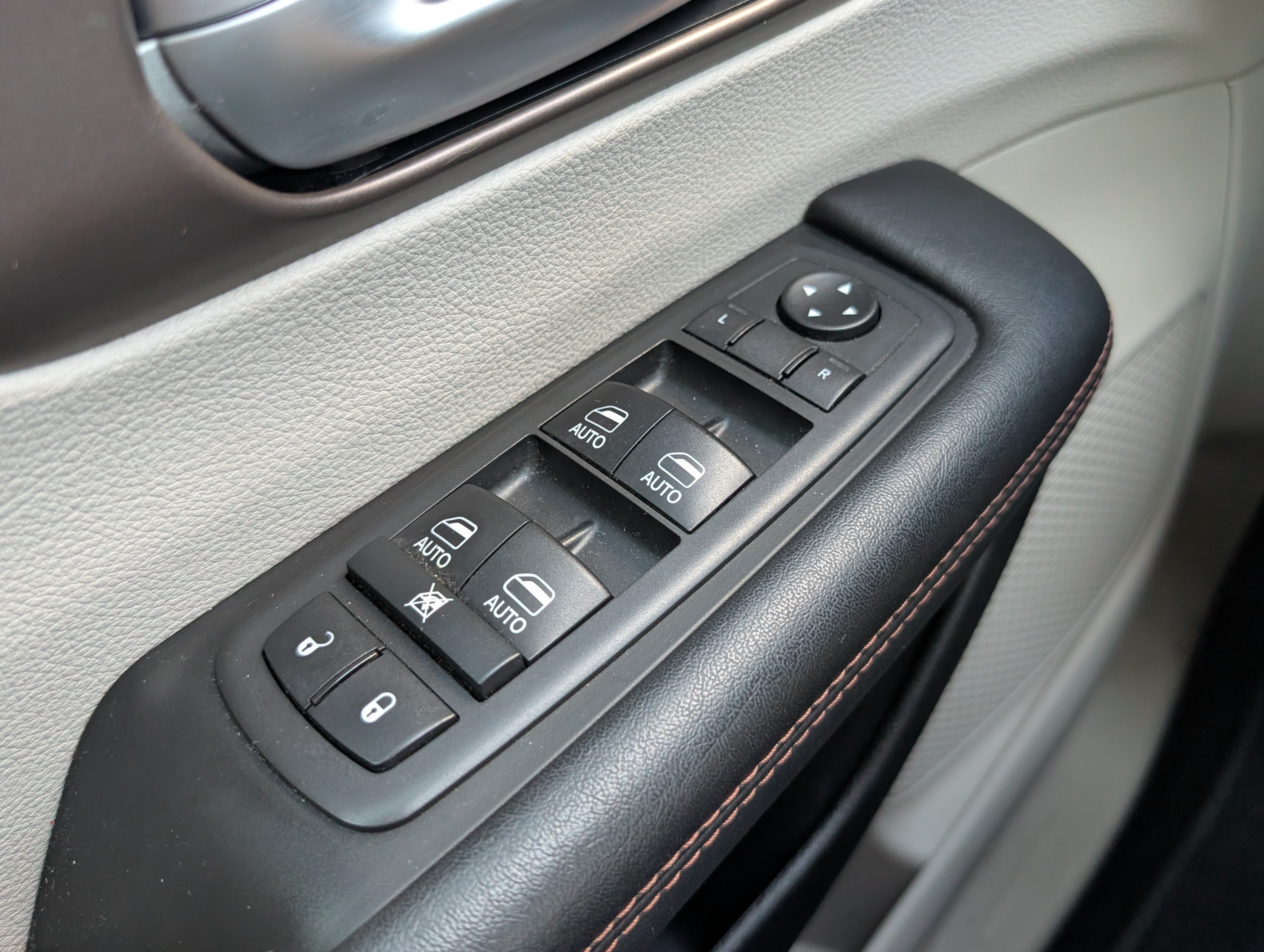 Used 2018 Chrysler Pacifica Touring-L Plus w/ Tire & Wheel Group FWD image 21