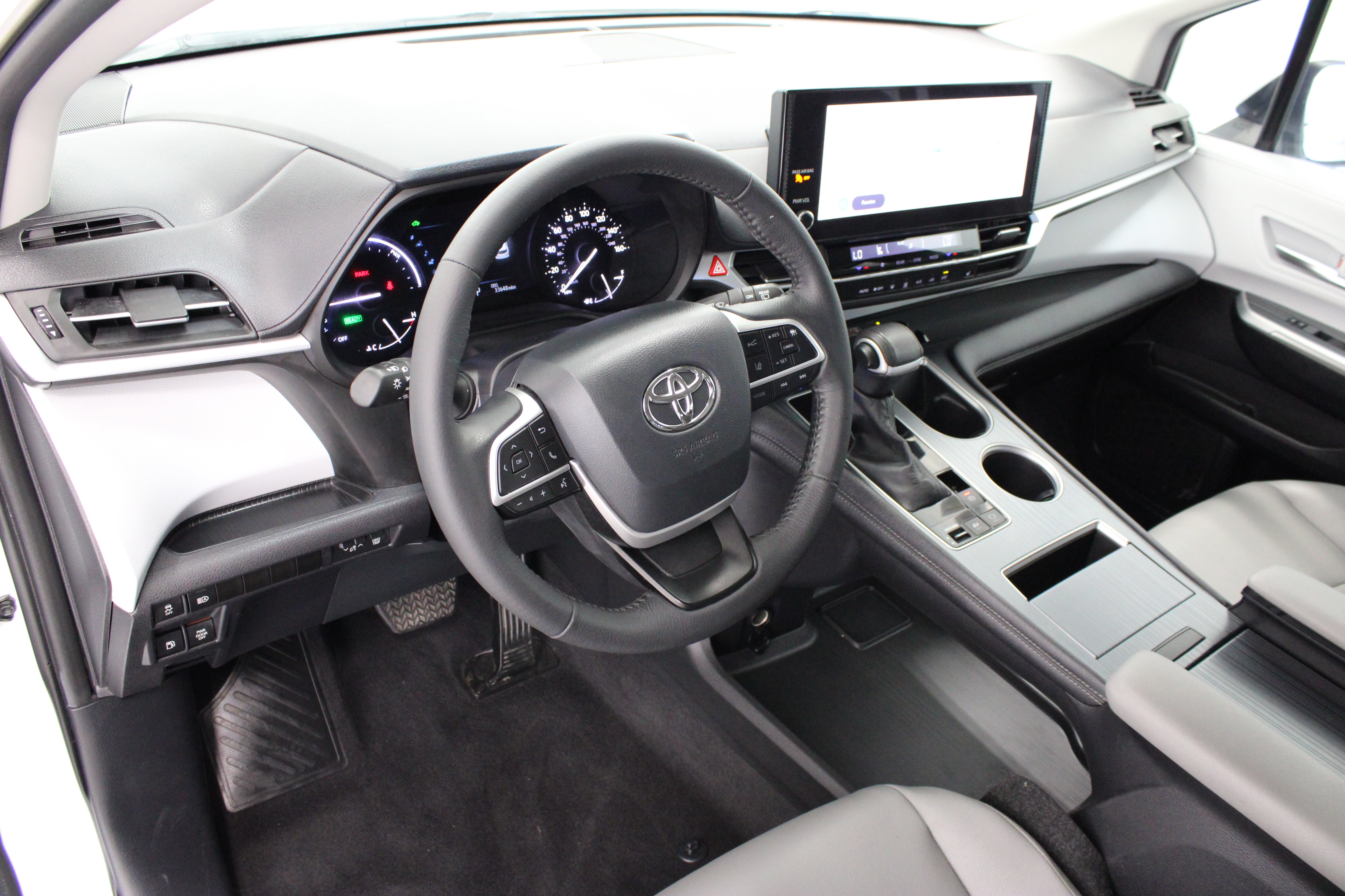 Used 2025 Toyota Sienna XLE FWD image 13