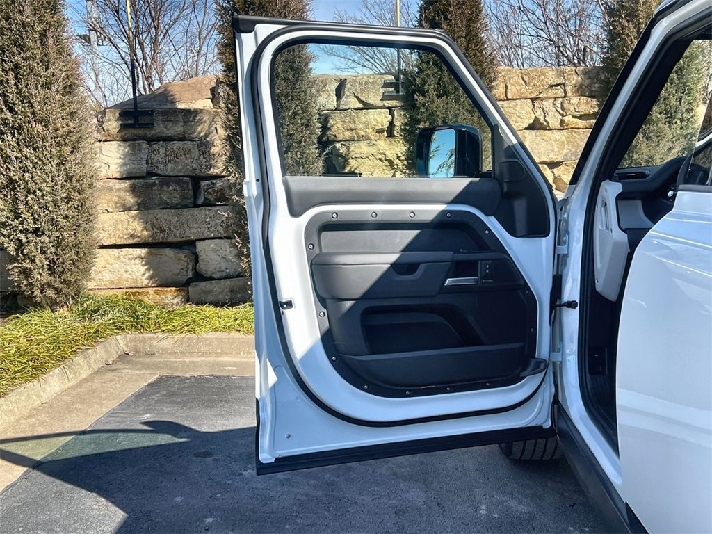 Used 2026 Land Rover Defender 130 X-Dynamic SE image 17