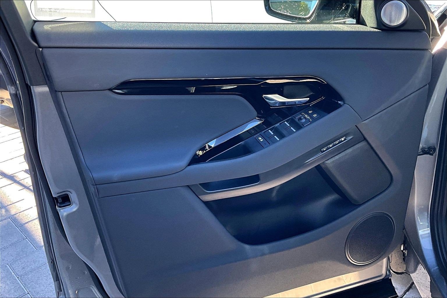 Used 2025 Land Rover Range Rover Evoque Dynamic SE image 23