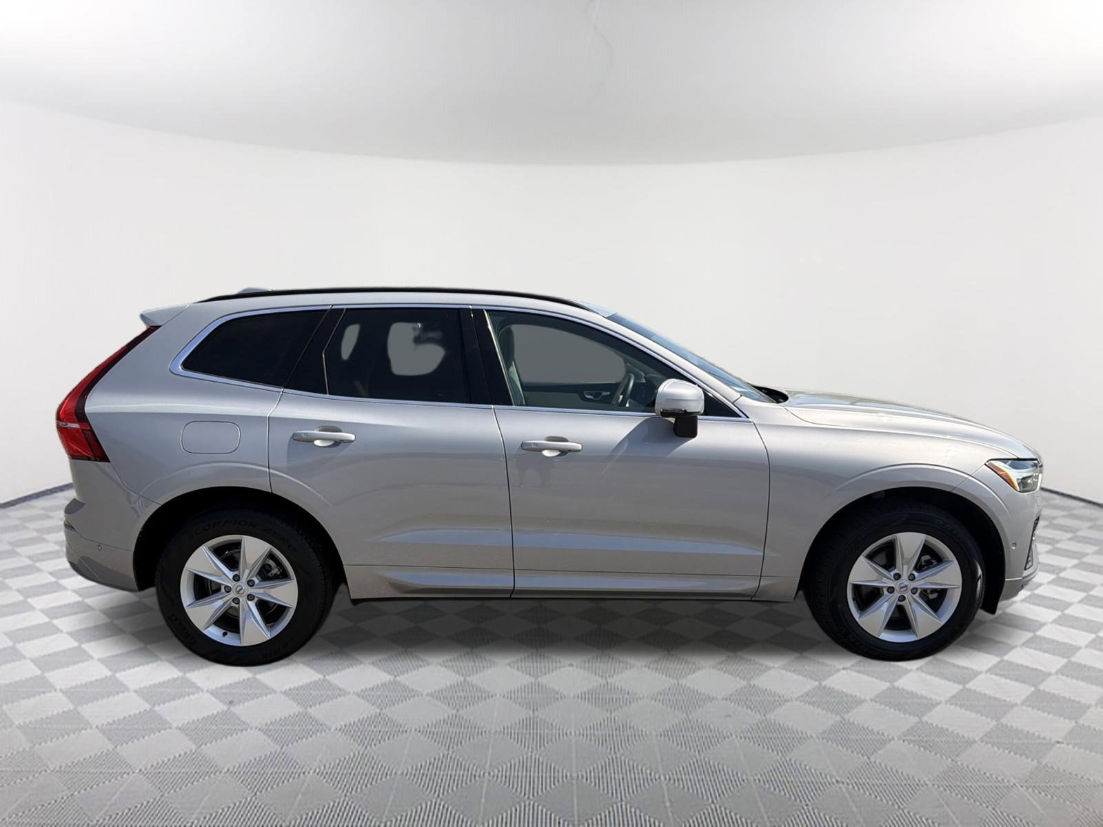 Used 2022 Volvo XC60 B5 Momentum image 5