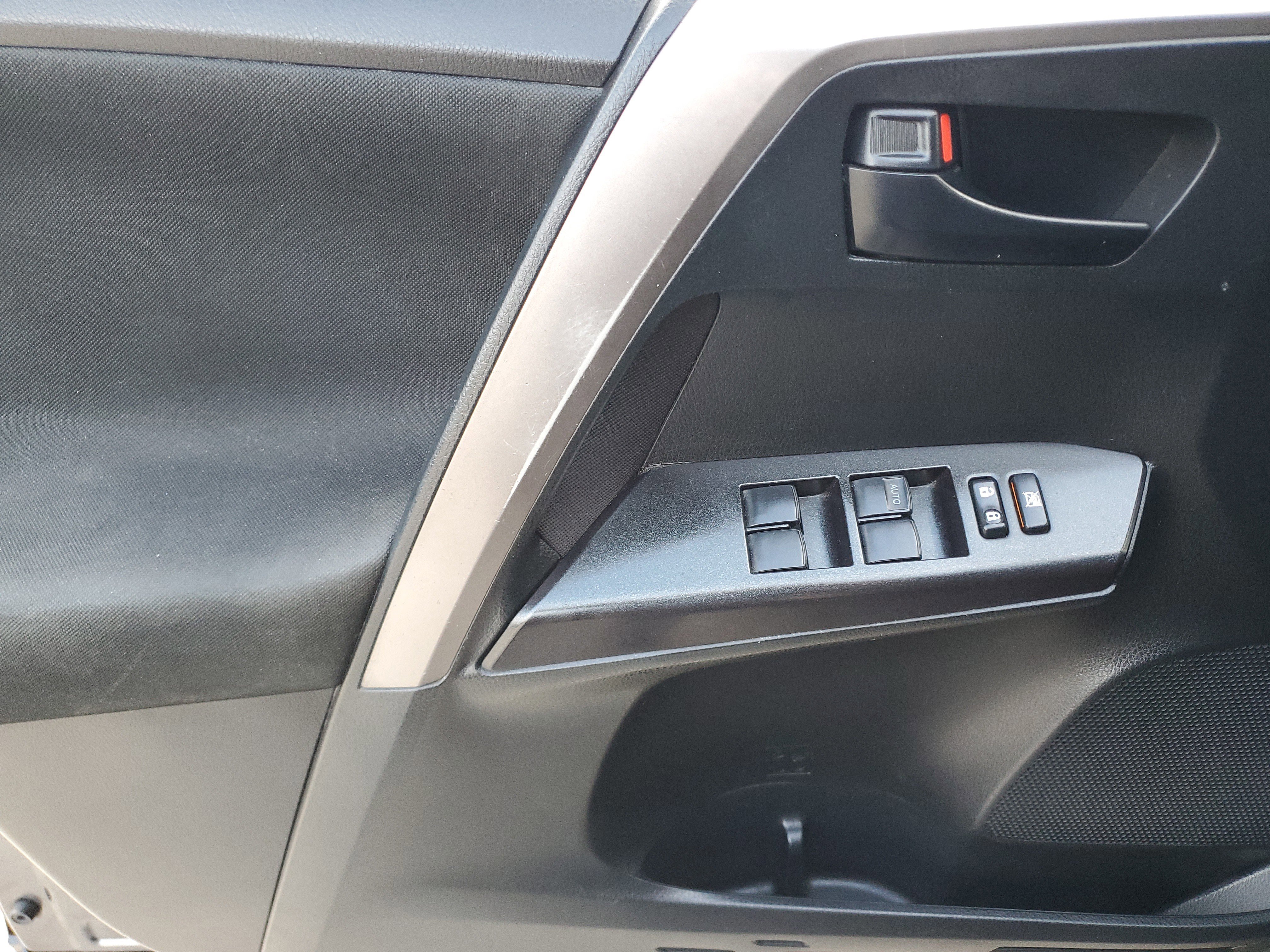 Used 2016 Toyota RAV4 LE image 14