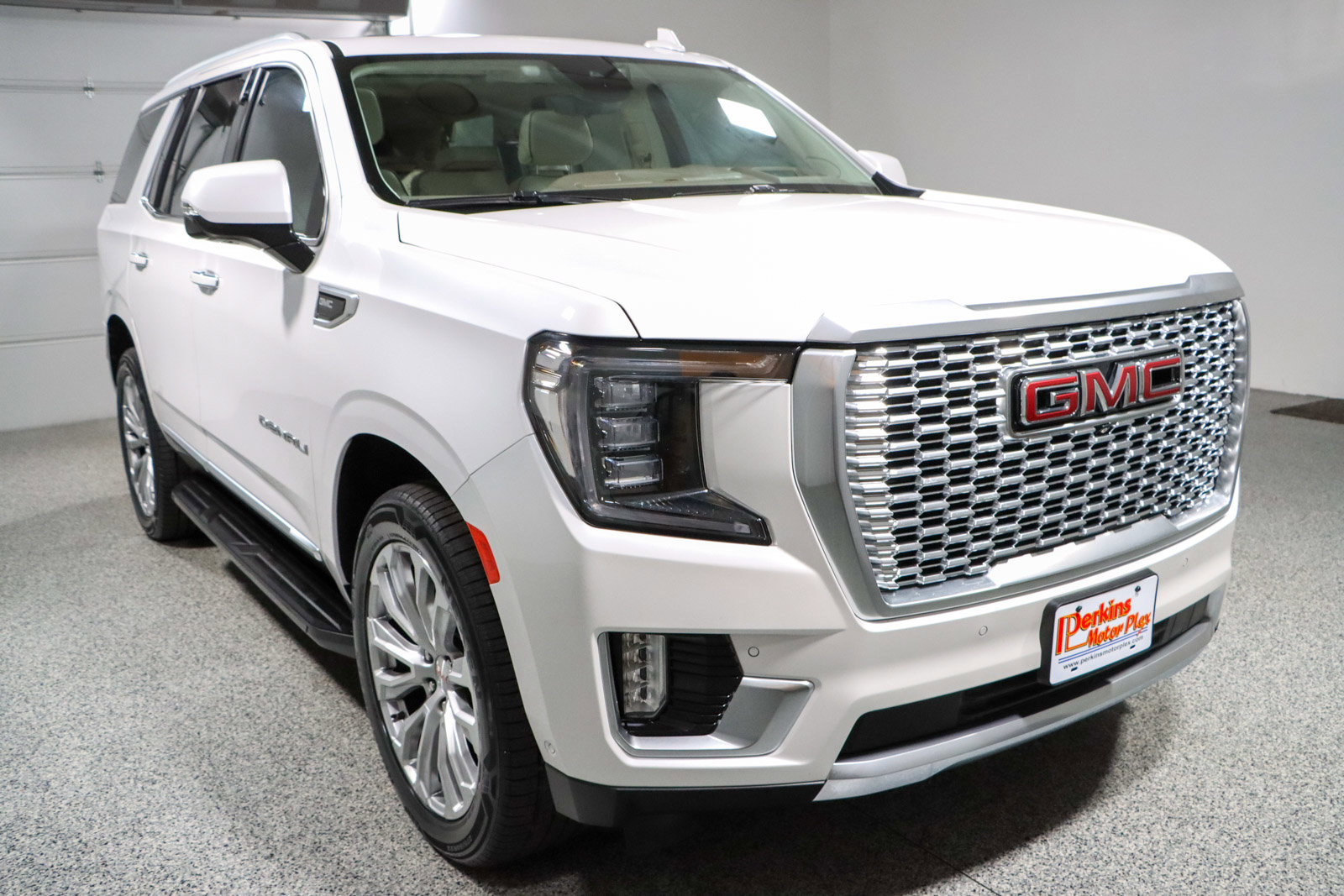 Used 2024 GMC Yukon Denali w/ Advanced Technology Package AWD/4WD image 5