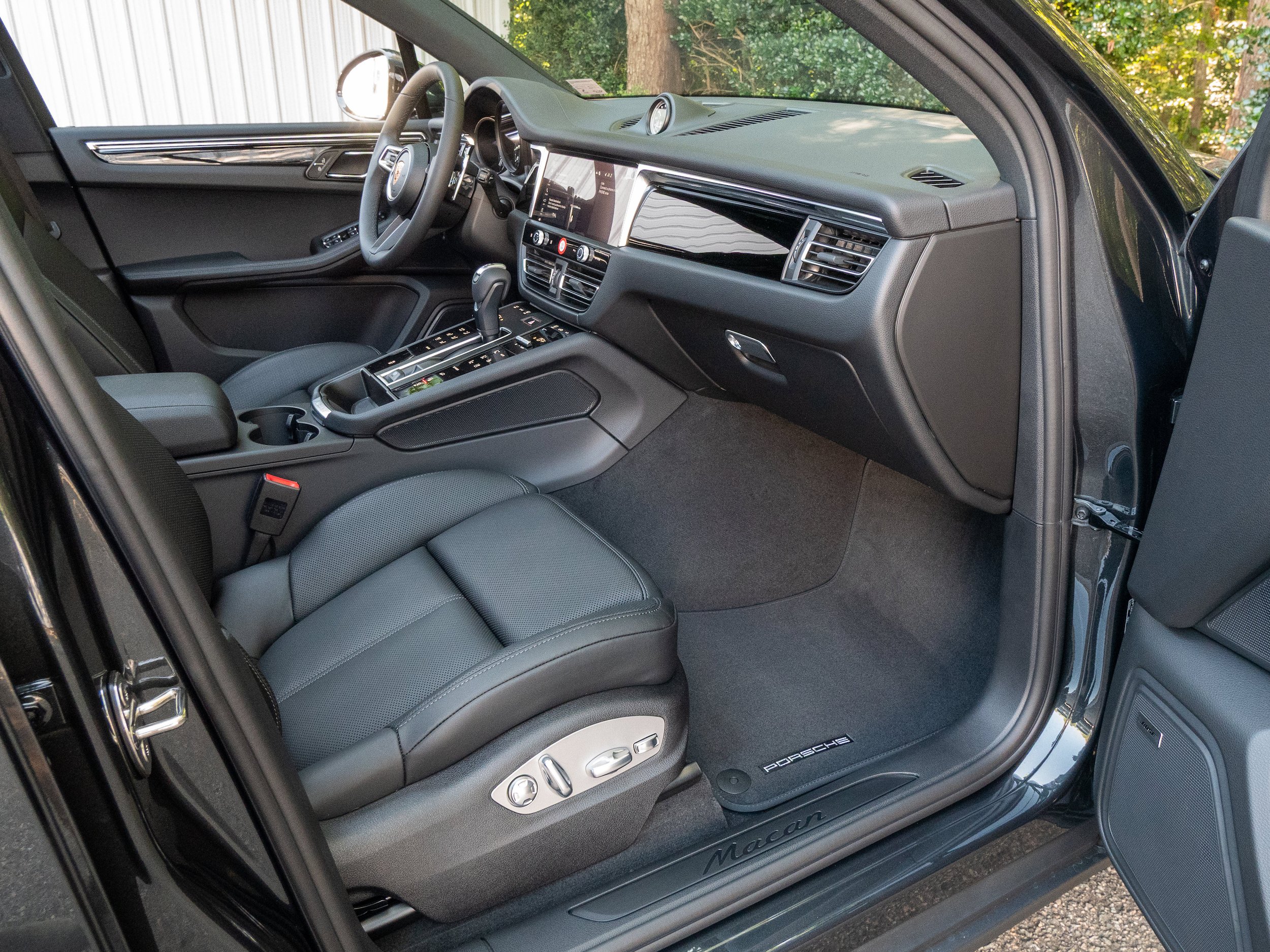 Certified 2026 Porsche Macan AWD/4WD image 28