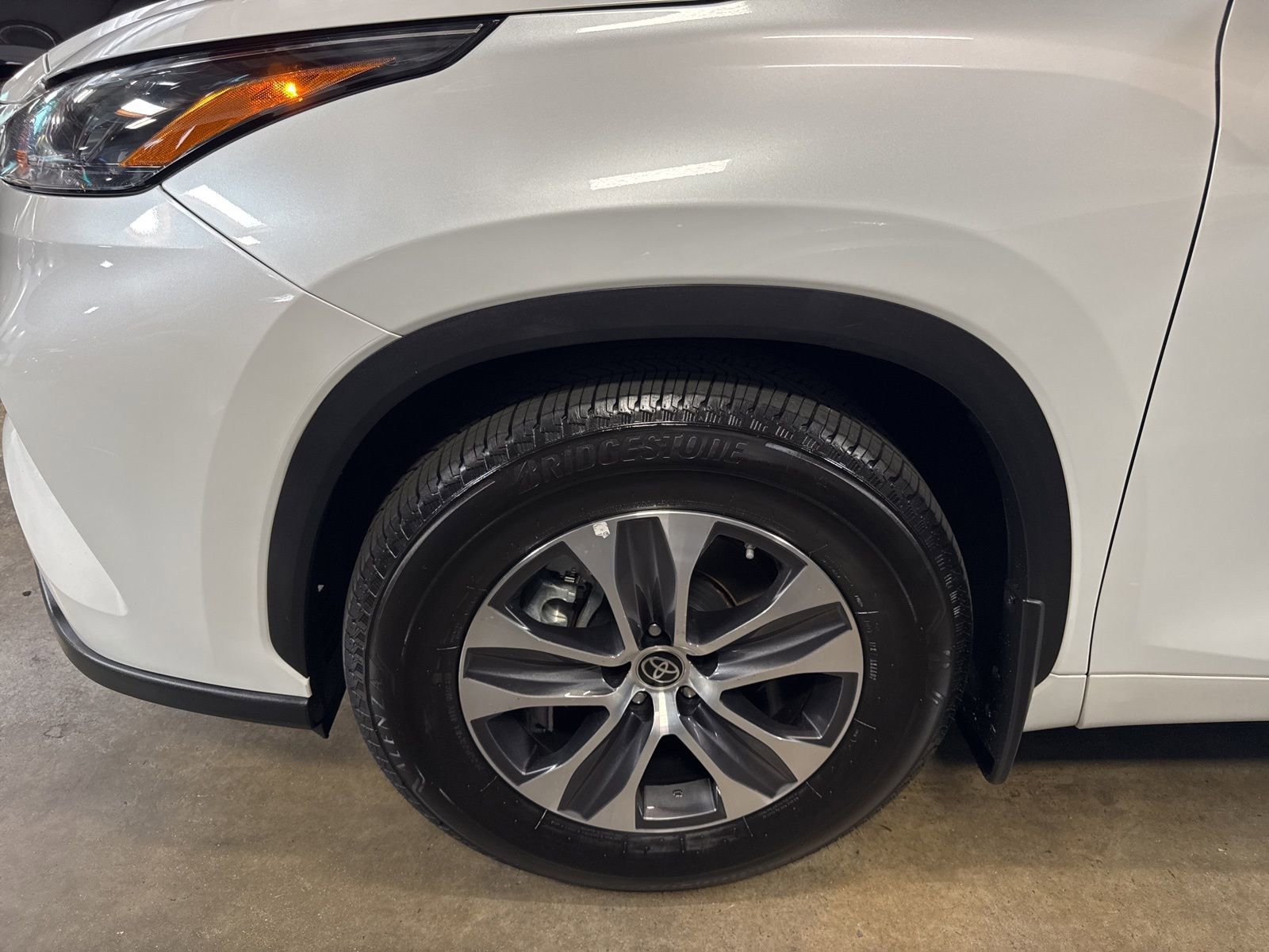 Used 2023 Toyota Highlander XLE image 4