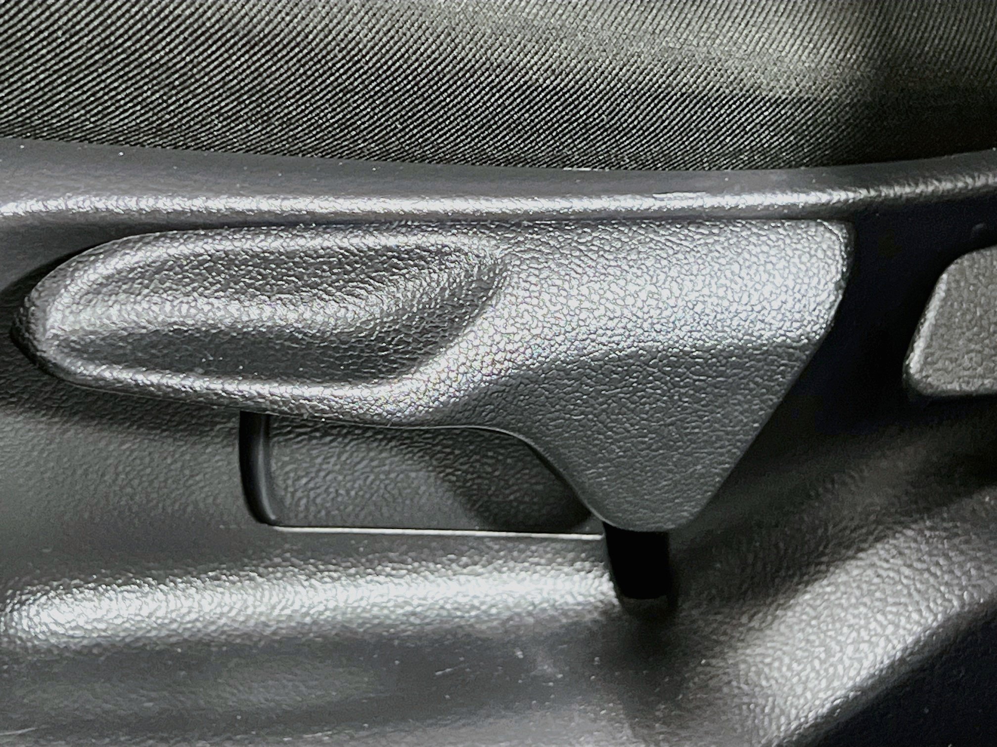 Used 2020 Toyota C-HR XLE FWD image 16