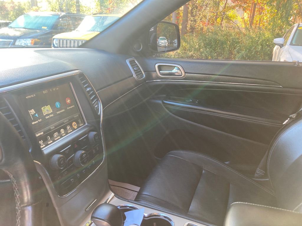 Used 2017 Jeep Grand Cherokee Limited image 16