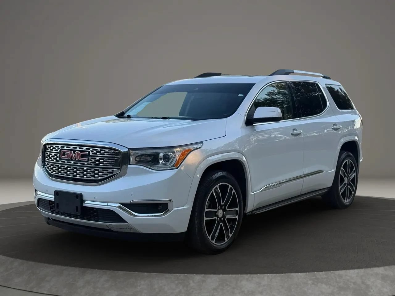Used 2019 GMC Acadia Denali w/ Technology Package FWD image 2