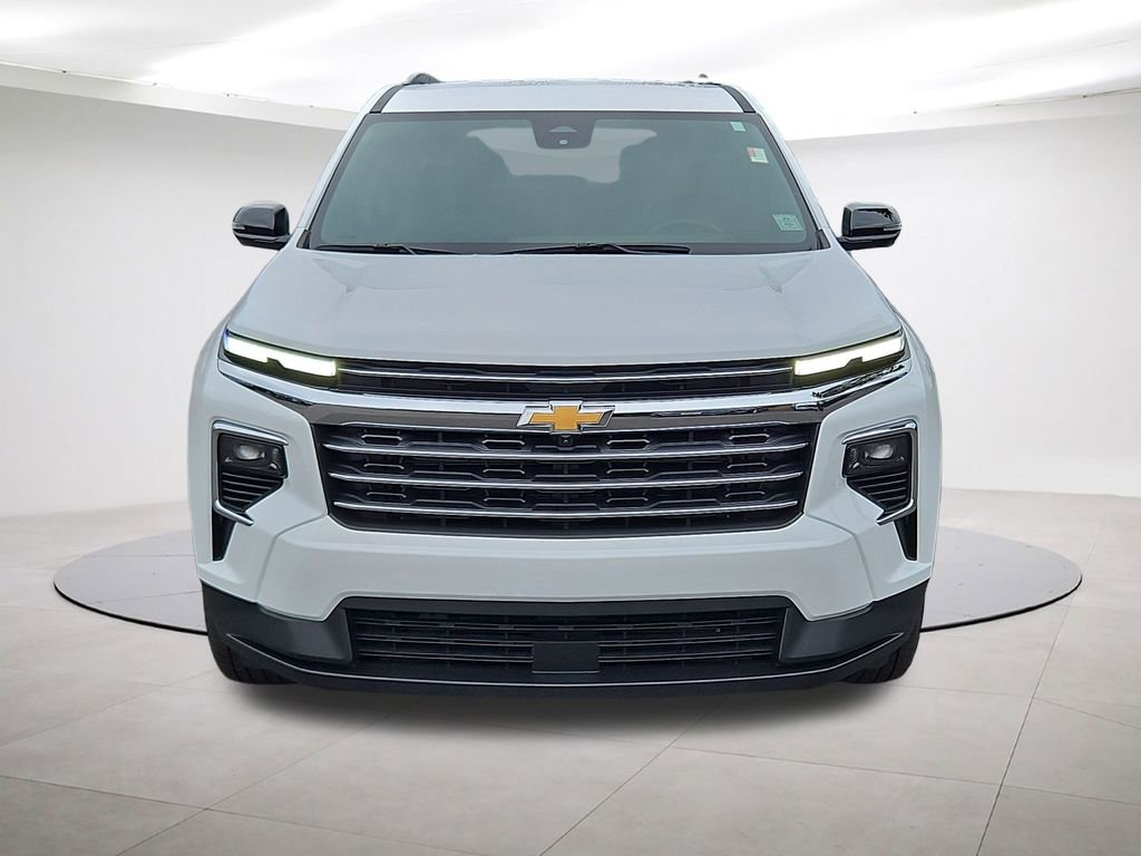 Used 2024 Chevrolet Traverse LT image 2