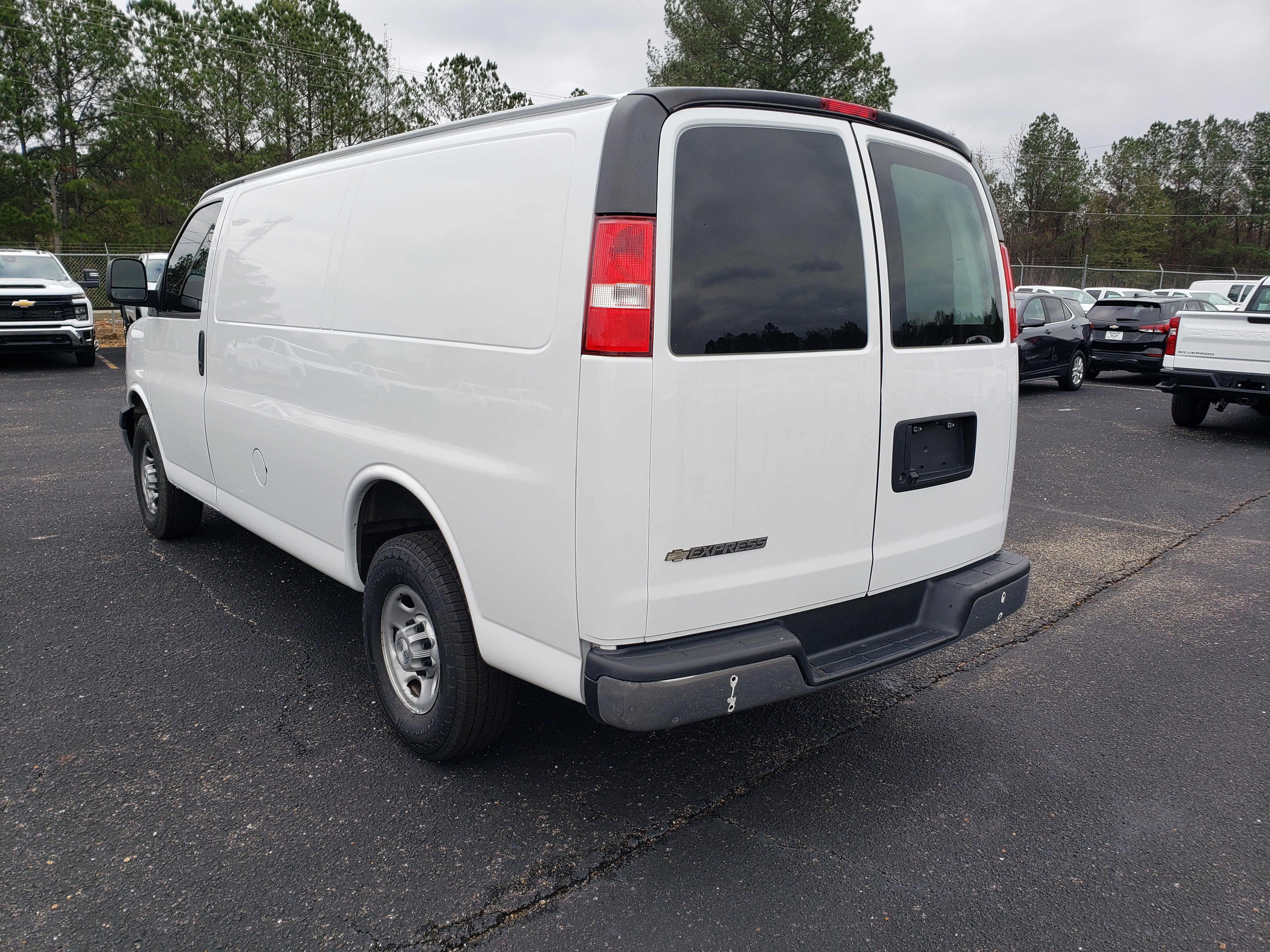 Used 2021 Chevrolet Express 2500 w/ Driver Convenience Package image 4