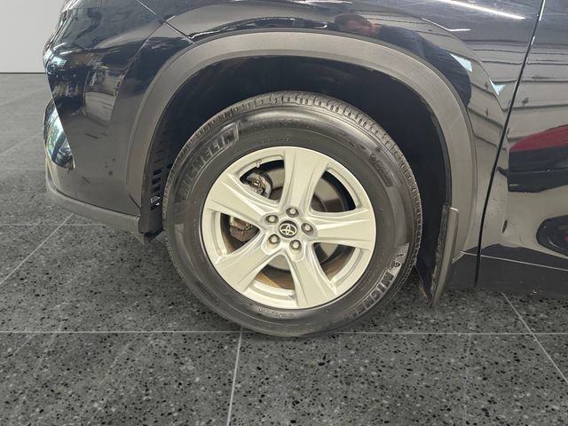 Used 2020 Toyota Highlander LE AWD/4WD image 24