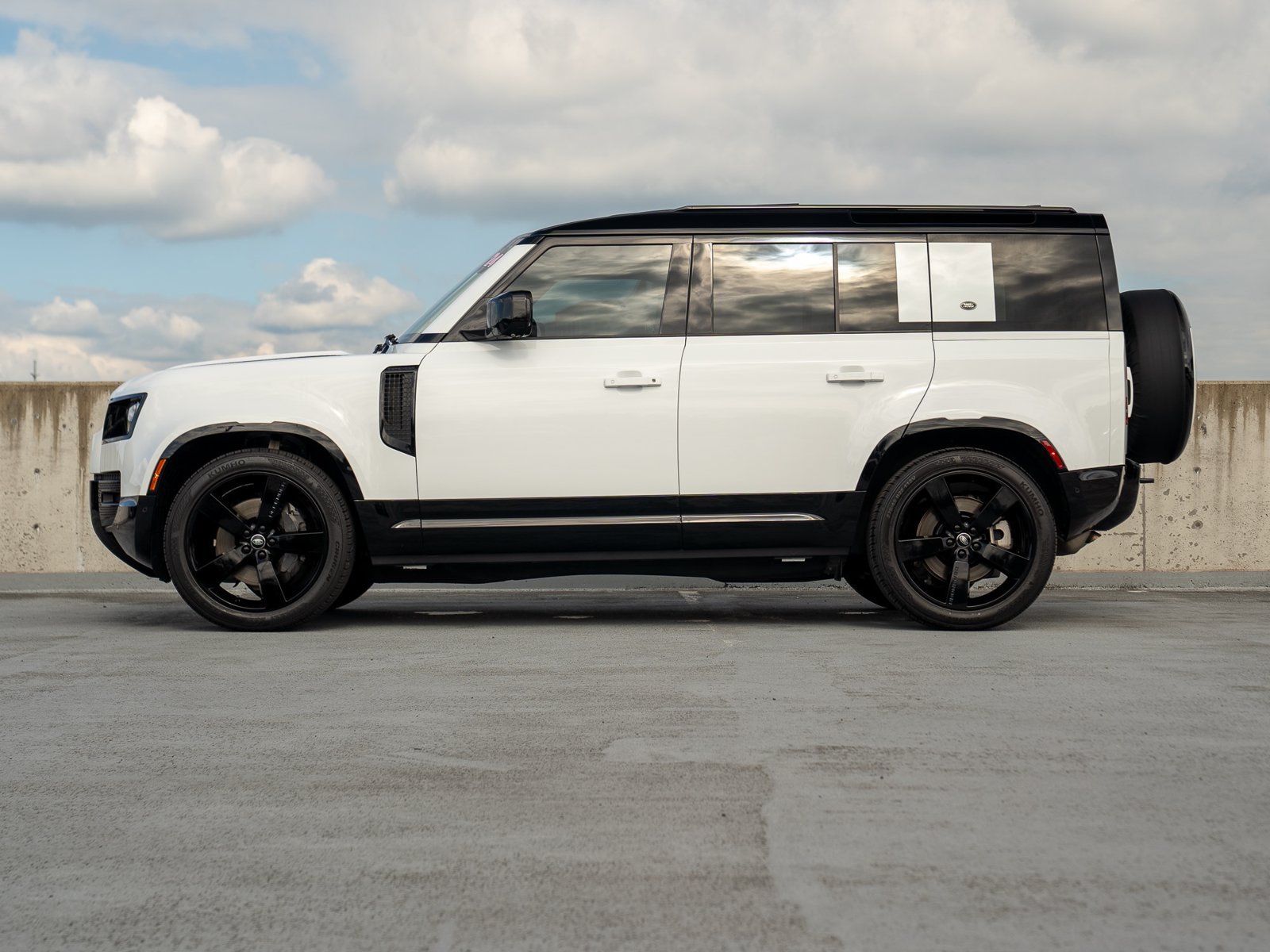 Used 2024 Land Rover Defender 110 X-Dynamic SE AWD/4WD image 3
