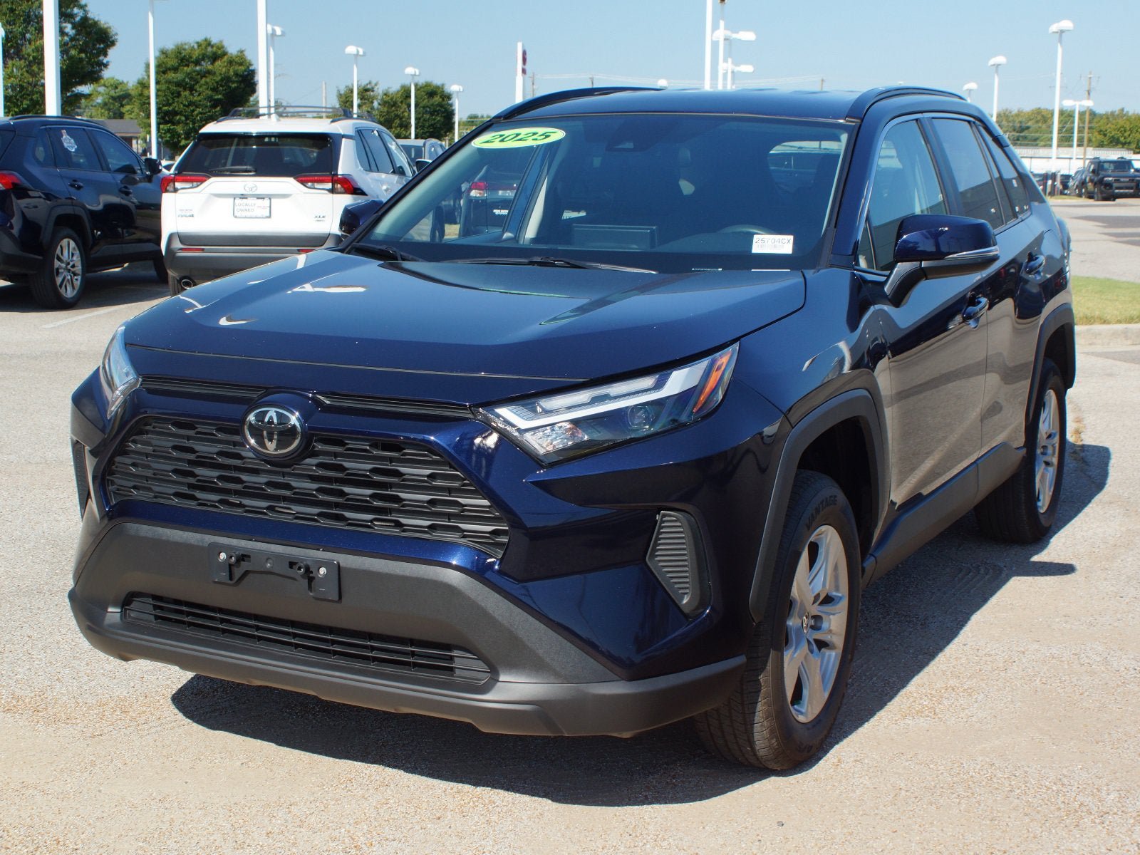 Used 2025 Toyota RAV4 XLE AWD/4WD image 2