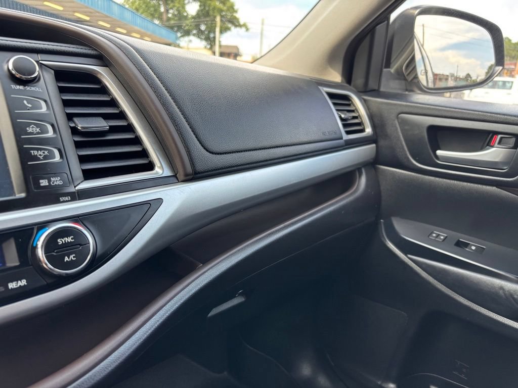 Used 2014 Toyota Highlander XLE FWD image 33