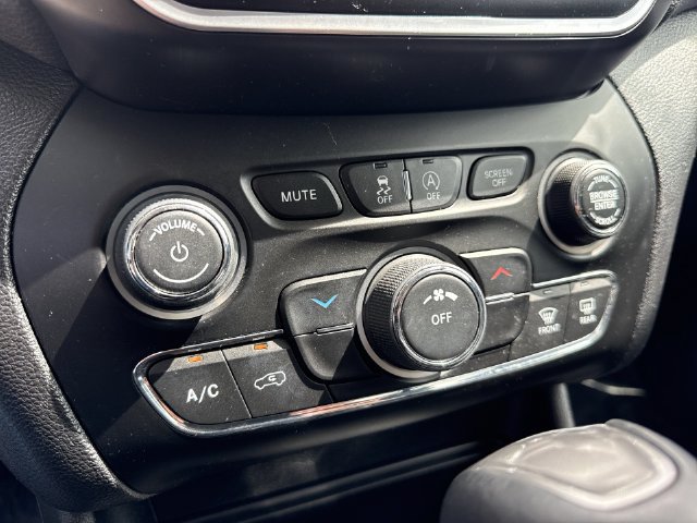 Used 2019 Jeep Cherokee Latitude Plus FWD image 19