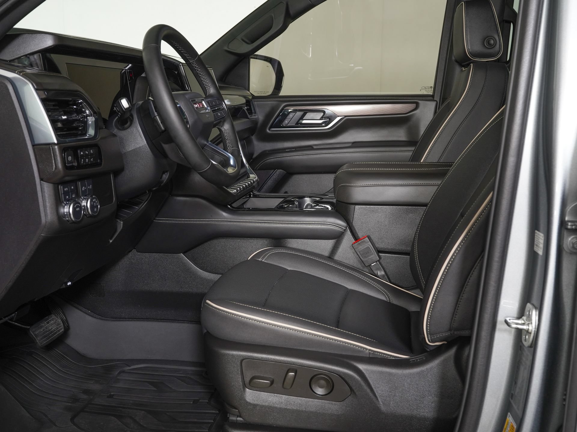 Used 2025 GMC Yukon XL Elevation w/ LPO, Floor Liner Package AWD/4WD image 17