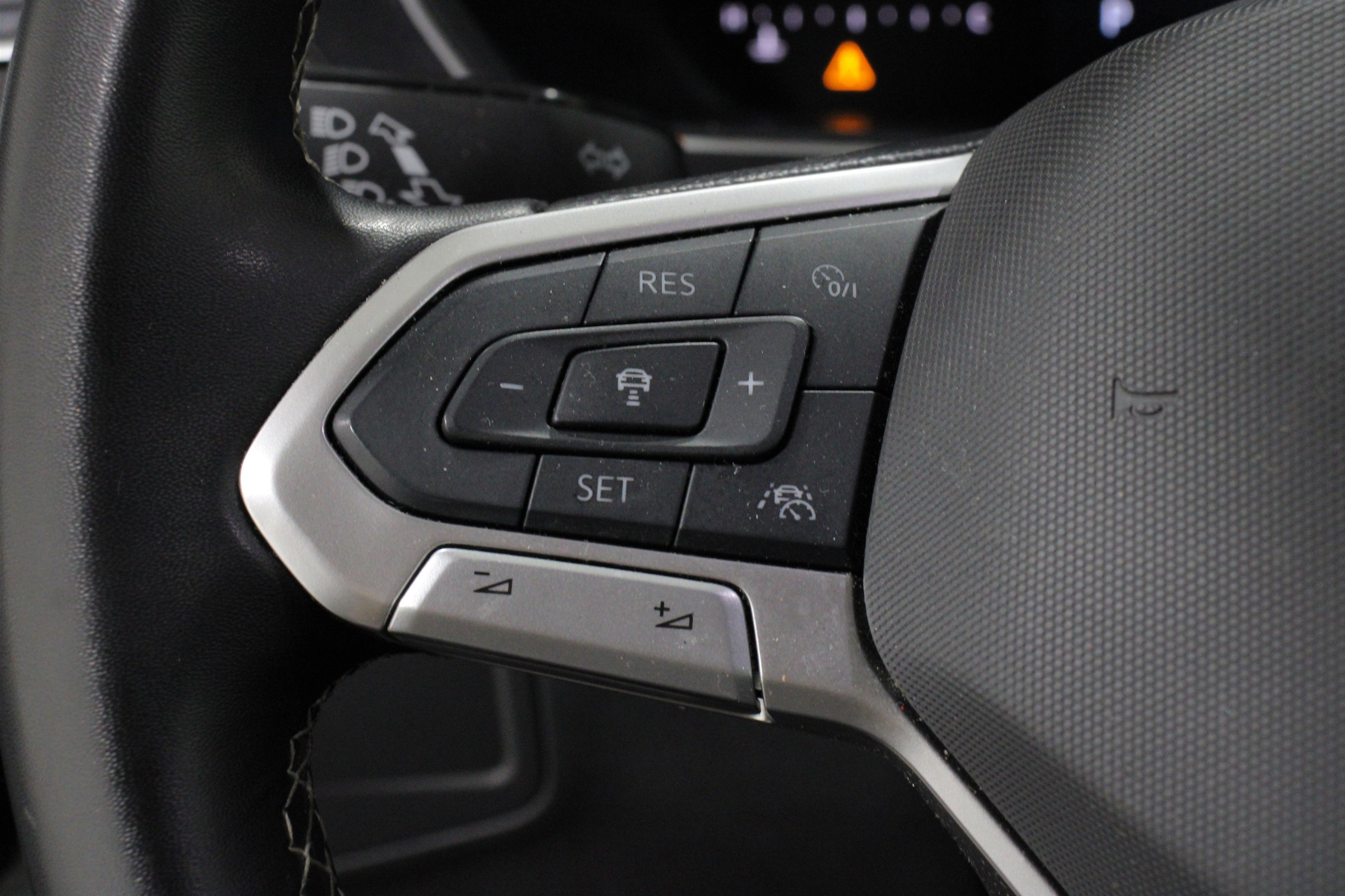 Used 2024 Volkswagen Tiguan SE image 8