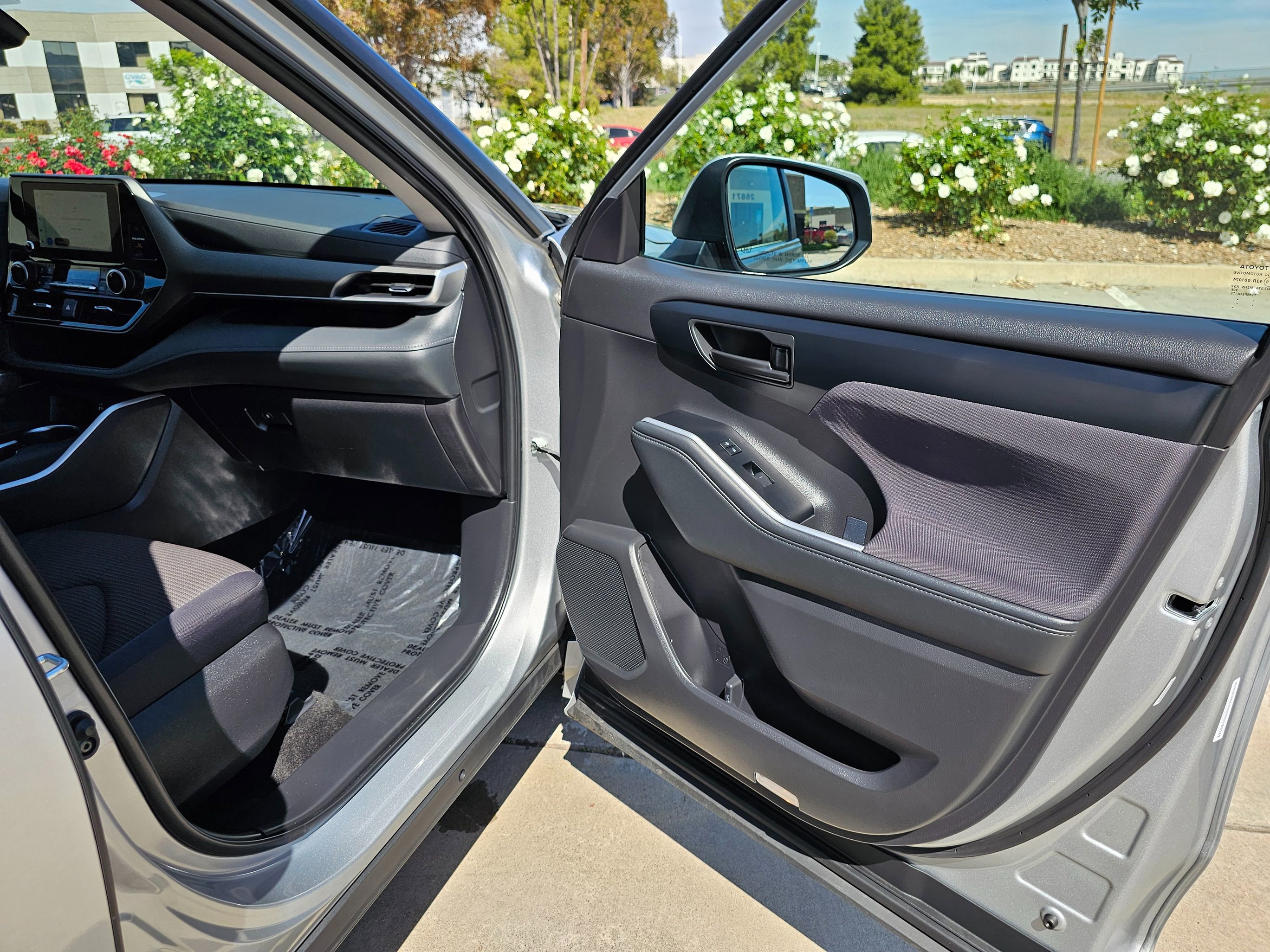 Used 2025 Toyota Highlander LE FWD image 29