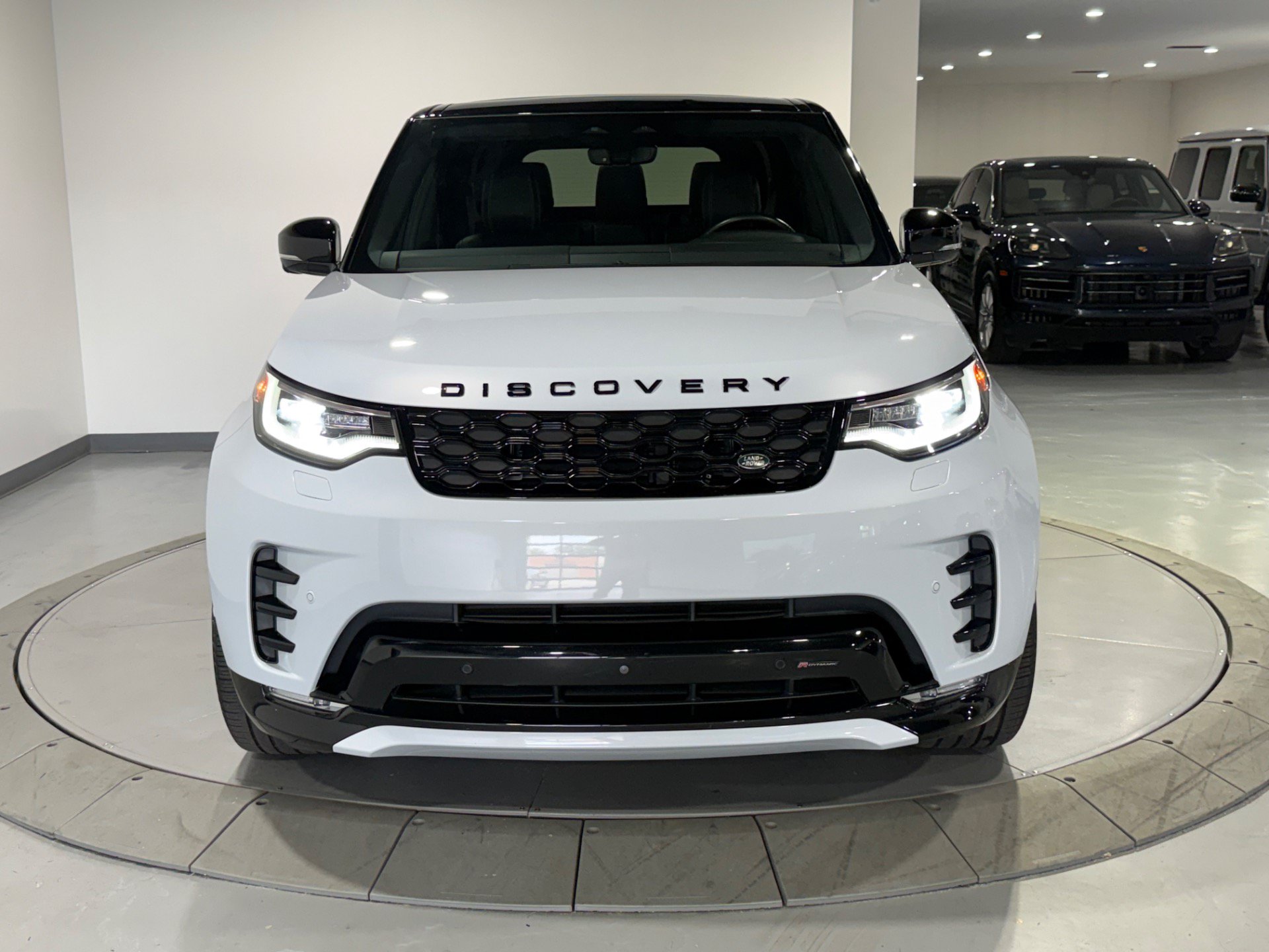 Used 2023 Land Rover Discovery S R-Dynamic AWD/4WD image 4