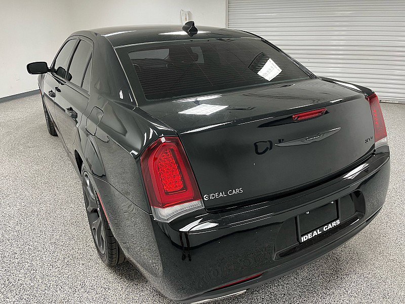 Used 2022 Chrysler 300 Touring w/ Sport Appearance Package image 7