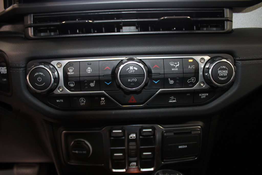 Used 2025 Jeep Wrangler Unlimited Sahara AWD/4WD image 43