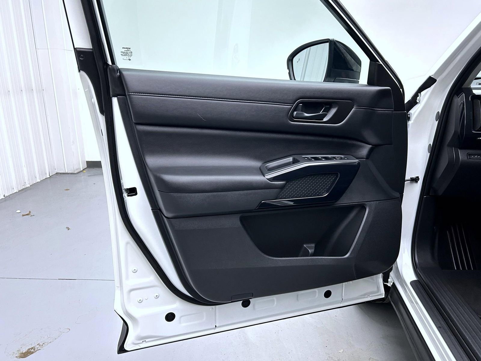 Used 2025 Nissan Pathfinder S image 9