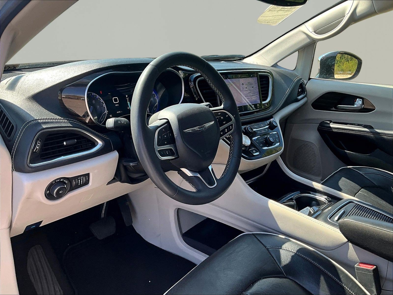 Used 2023 Chrysler Pacifica Limited FWD image 19