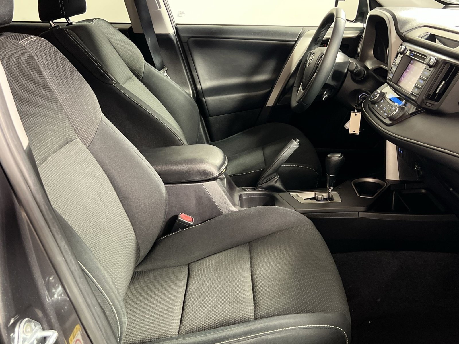 Used 2016 Toyota RAV4 XLE AWD/4WD image 28