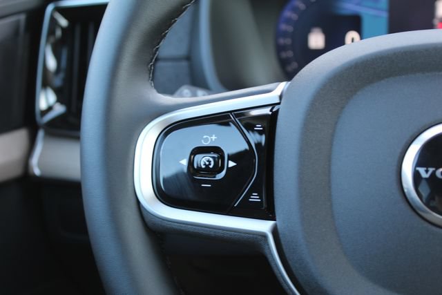 New 2026 Volvo XC90 B6 Plus w/ Protection Package Premier AWD/4WD image 16