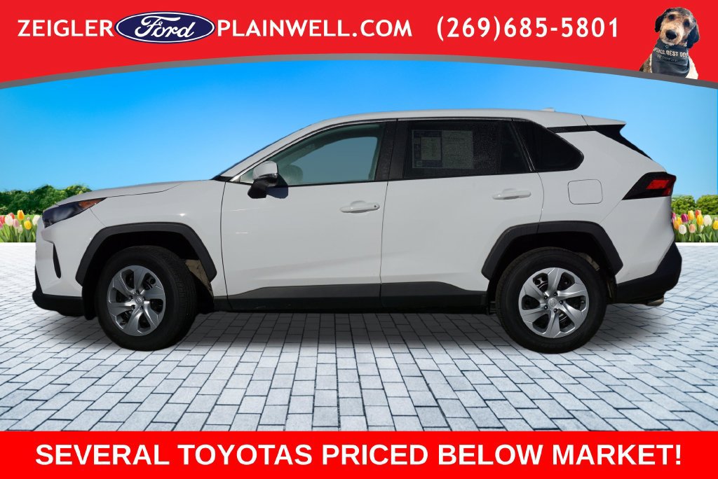 Used 2022 Toyota RAV4 LE AWD/4WD image 2