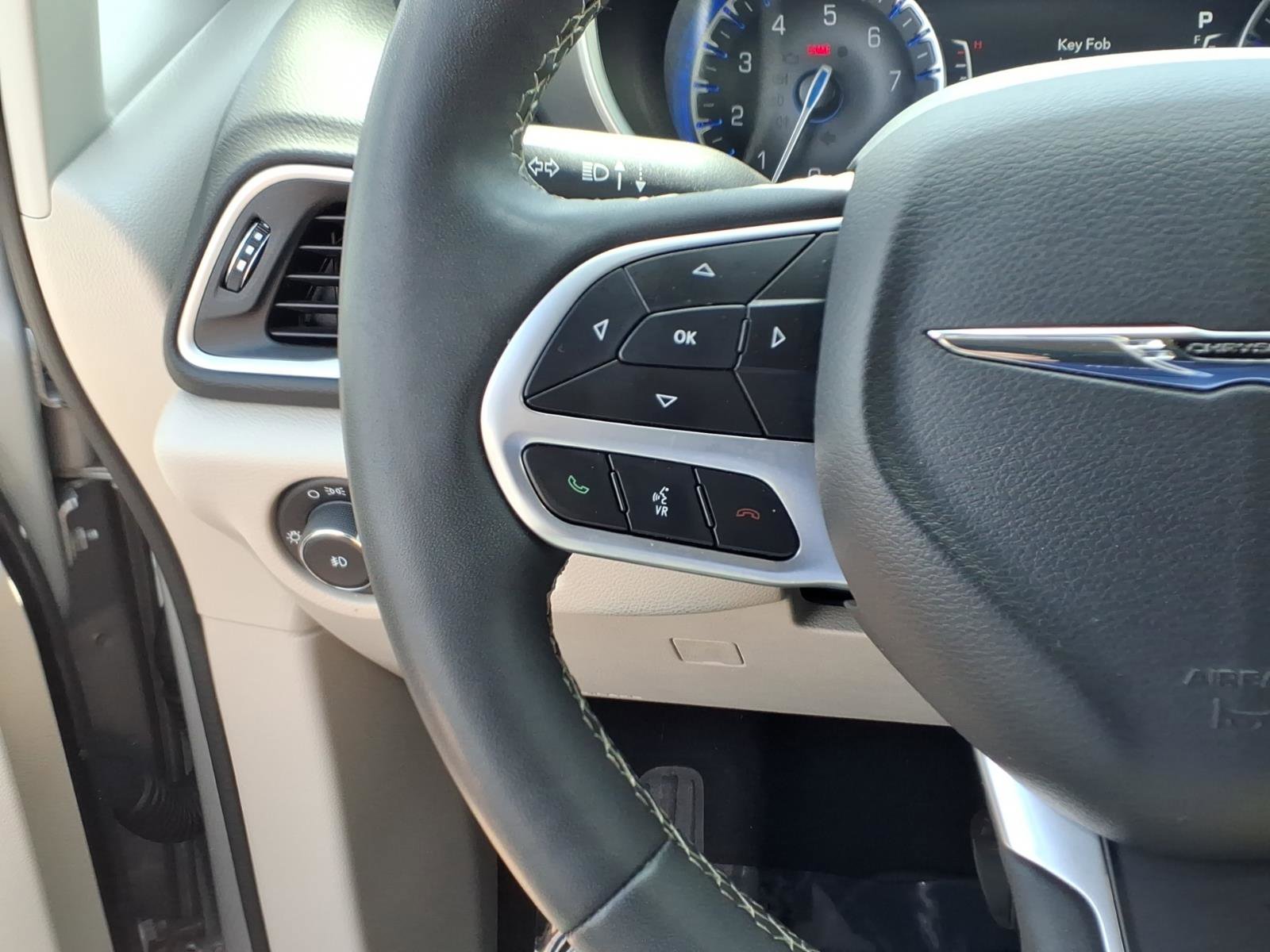 Used 2024 Chrysler Pacifica Touring-L image 18