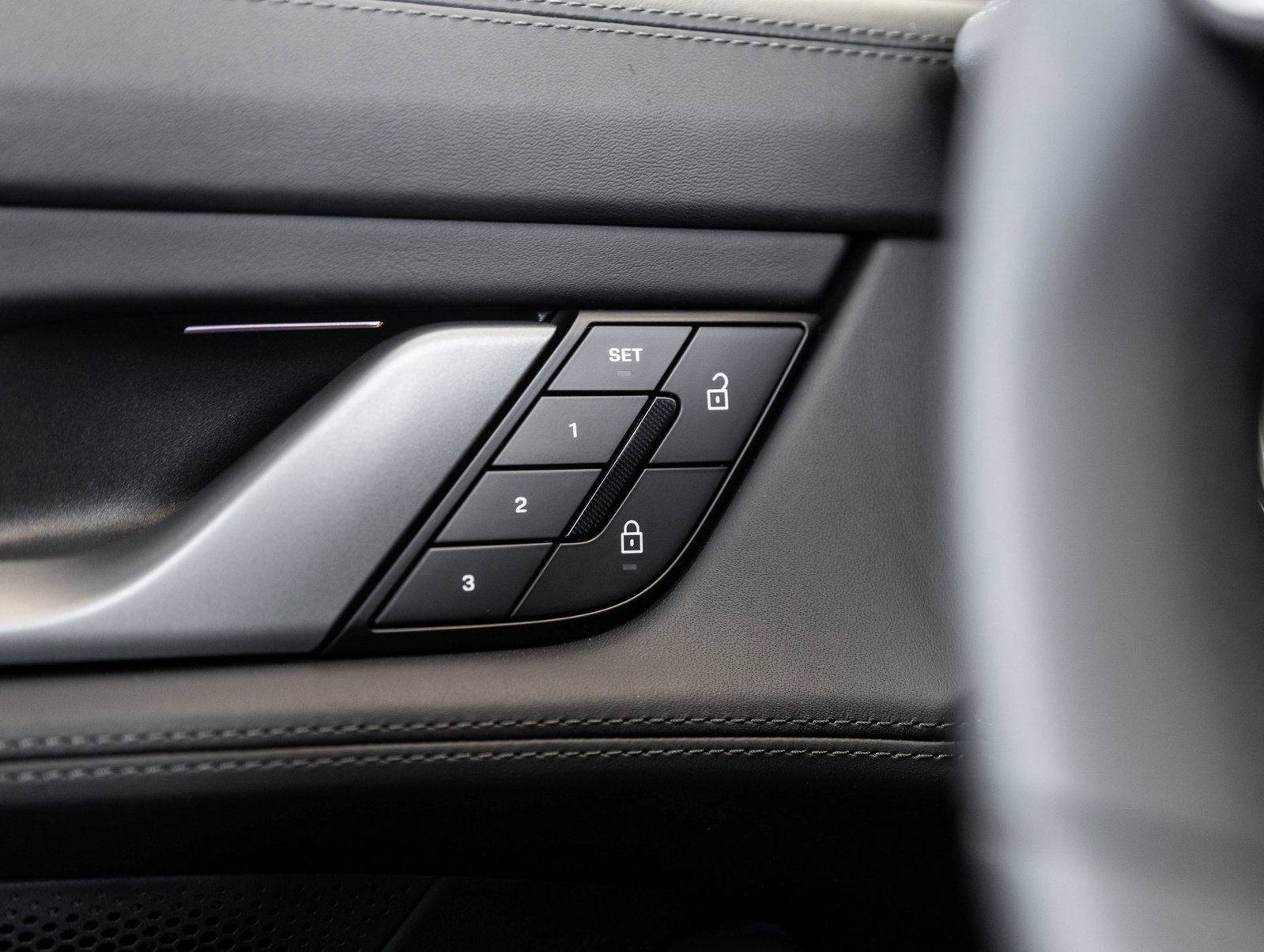 Used 2025 Porsche Taycan image 19