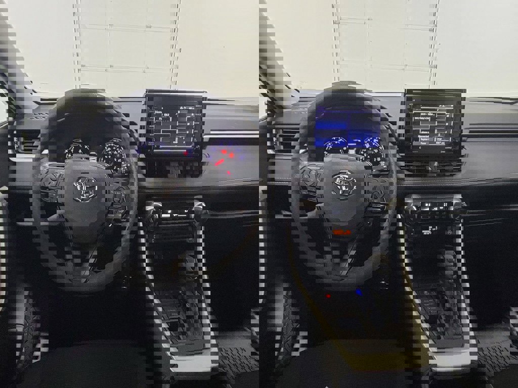 Used 2021 Toyota RAV4 LE image 12