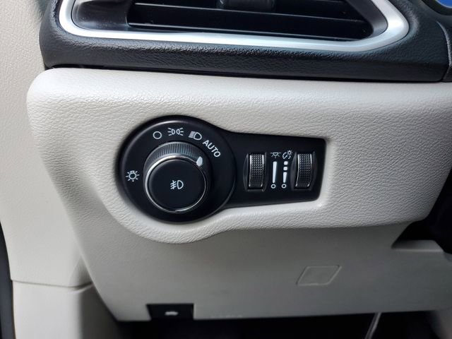 Used 2024 Chrysler Pacifica Touring-L image 29