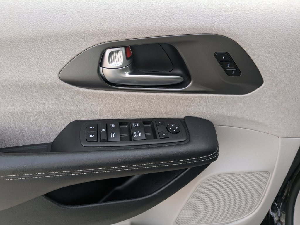 Used 2024 Chrysler Pacifica Touring-L FWD image 19